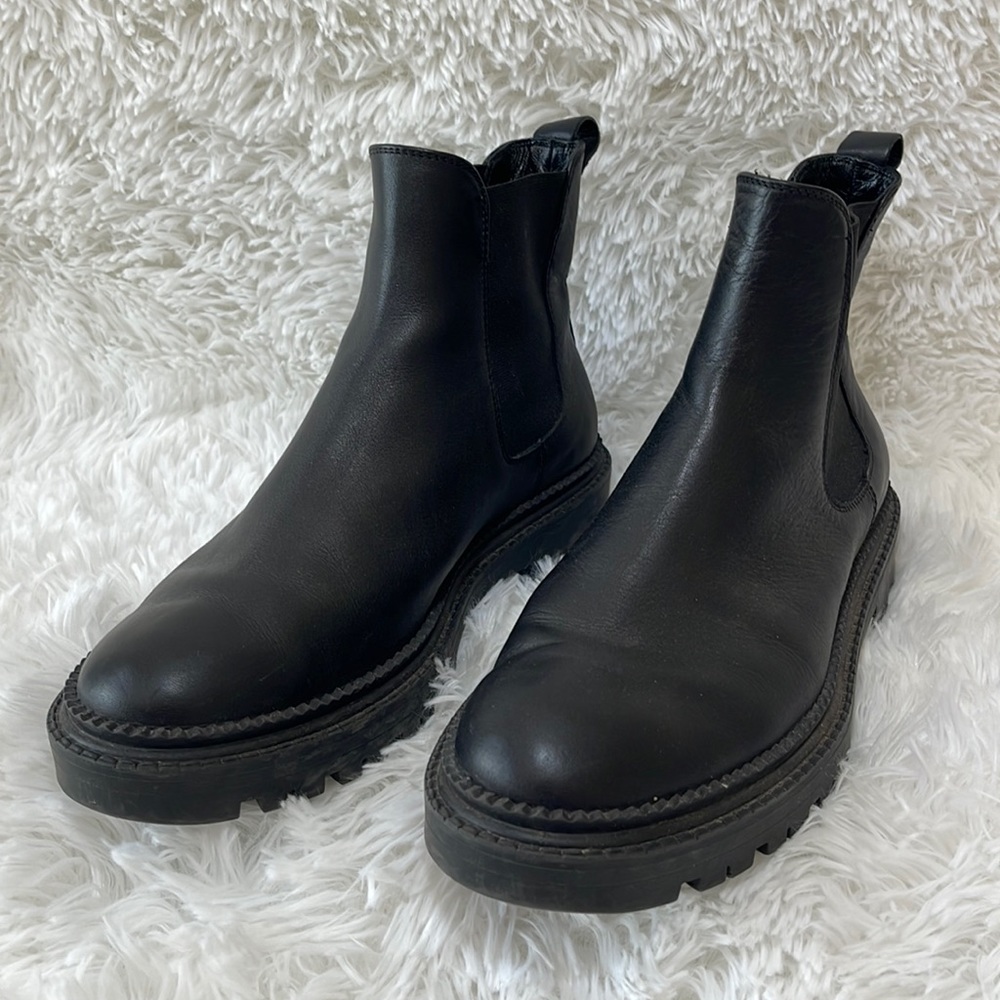 AGL Chelsea Combat boots size 9 US, size 40 eau